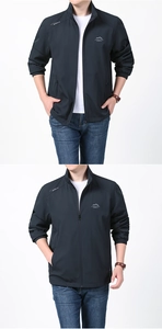 Détail de la veste outdoor bleu marine avec fermeture éclair et logo imprimé sur la poitrine