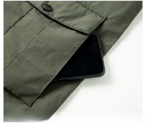 Detailansicht der olivgrünen Anglerweste mit Cargotasche, Druckknopf und Smartphone-Halter