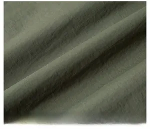 Detailaufnahme des olivgrünen Stoffes mit hochwertiger Leinwandbindung und Textur