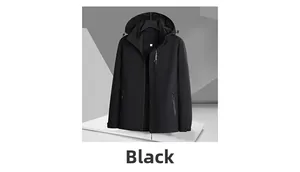 Détail de la veste noire imperméable à capuche avec inscription sports et fermeture