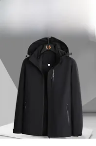 Détails de la veste noire à capuche imperméable avec doublure filet et poches zippées