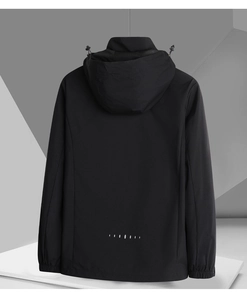 Vue arrière d'une veste à capuche d'extérieur imperméable noire avec motifs réfléchissants