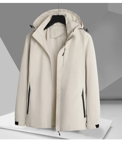 Détail d'un coupe-vent extérieur beige avec doublure en mesh et capuche à cordon