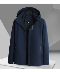 Détail de la veste imperméable montrant la doublure en maille noire et l'étiquette de taille