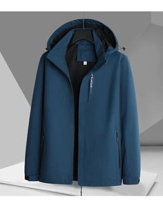 Détail du coupe-vent bleu foncé avec doublure en maille et broderie SPORTS sur la poitrine