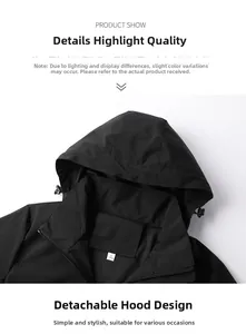 Détail de la veste noire avec une capuche amovible pratique et des cordons de serrage au cou