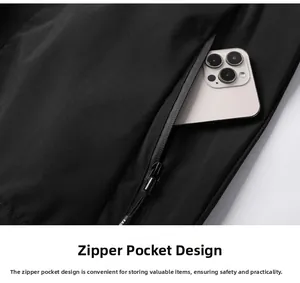 Détail d'un coupe-vent imperméable montrant une grande poche zippée pour smartphone