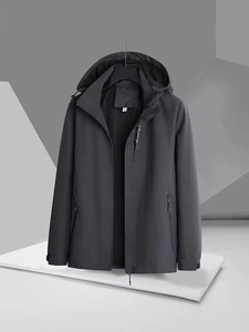 Coupe-vent gris foncé pour homme avec capuche, lettrage sport et poches zippées pratiques