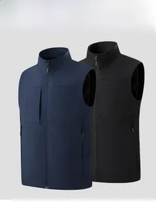 Dettagli dei gilet outdoor blu e neri con collo alto e tasche dotate di cerniera lampo