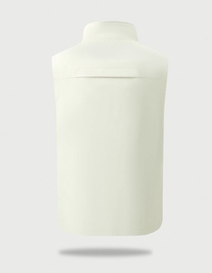 Dettaglio del gilet beige ad asciugatura rapida con collo alto e cucitura posteriore