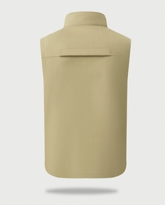 Dettaglio posteriore del gilet casual kaki con colletto dritto e patta traspirante