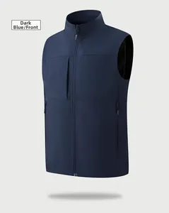 Dettaglio frontale del gilet outdoor blu scuro con collo alto e tasche con cerniera