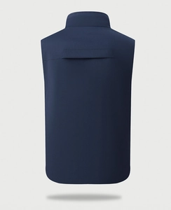 Vista posteriore del gilet outdoor blu scuro con spacco di ventilazione e collo a lupetto