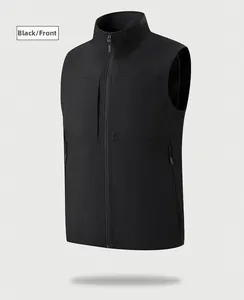 Vista frontale del gilet sportivo nero ad asciugatura rapida con collo alto e tasche