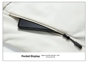 Dettaglio della tasca di sicurezza con zip su un gilet outdoor bianco con uno smartphone