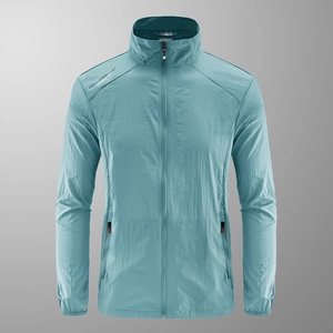 Veste outdoor bleu clair pour homme avec col montant et poches zippées pratiques