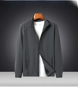 Detail der dunkelgrauen Stehkragenjacke mit Reißverschluss und verstellbaren Bündchen