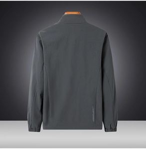 Detail der Rückansicht der dunkelgrauen Freizeitjacke mit Stehkragen und Sportdruck