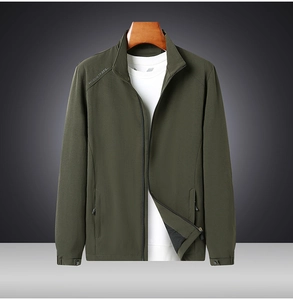 Detail der armeegrünen Stehkragenjacke mit Reißverschluss und weißem T-Shirt-Layer
