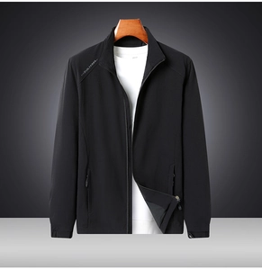 Detailaufnahme der schwarzen Freizeitjacke mit Stehkragen und weißem Textdruck