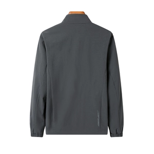 Rückansicht einer minimalistischen dunkelgrauen Herrenjacke mit Stehkragen