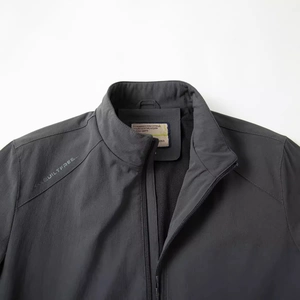 Dunkelgraue Herrenjacke mit Stehkragen und Outdoor-Sports-Logo auf der Schulter