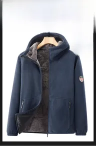 Detail der dunkelblauen Fleecejacke mit dickem grauem Lammwollfutter und Reißverschluss