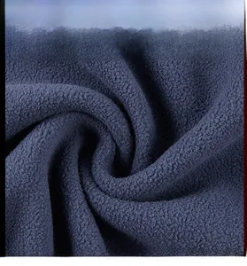 Vue macro détaillée de la texture polaire bleu marine douce et du matériau thermique
