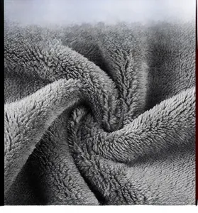 Nahaufnahme der dicken grauen Fleece-Stofftextur mit hochdichten, fusselfreien Fasern