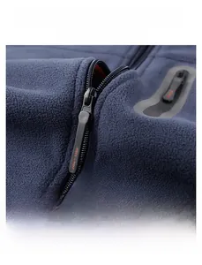 Détail de la fermeture éclair imperméable et texture polaire sur veste bleu marine