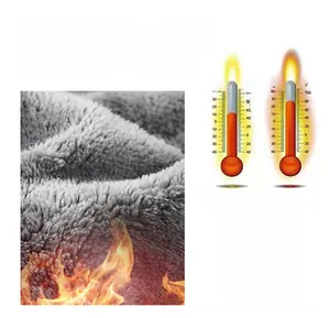 Nahaufnahme von dickem Polar-Fleece-Gewebe mit Wärmespeicher-Technologie für den Winter