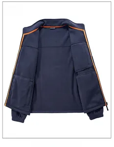 Détail de la doublure en polaire bleu marine avec passepoil orange et poches intérieures