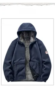 Detail der dunkelblauen Fleecejacke mit warmem Plüschfutter und Ärmelaufnäher