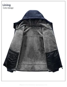 Detailansicht des dicken grauen Fleecefutters und der Innentaschen der blauen Jacke