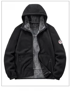 Detailansicht der schwarzen Fleecejacke mit dickem grauem Thermofutter und Ärmelabzeichen