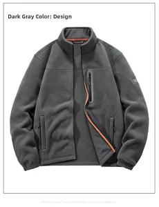 Détail de la veste en polaire gris foncé avec zips orange contrastés et col montant