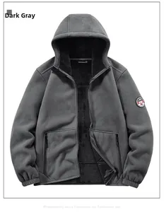 Detail der dunkelgrauen Fleecejacke mit Plüschfutter, Kapuze und Reißverschlusstaschen