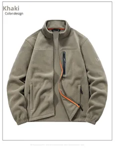 Détails de la veste en polaire kaki avec bordures orange et poche zippée sur la poitrine