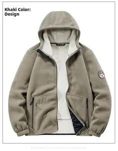 Detailansicht der khakifarbenen Fleecejacke mit Kapuze, weicher Textur und Reißverschluss