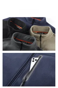 Détails de la veste polaire avec col à liseré contrasté et poche zippée pour le téléphone