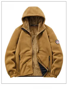 Details der warmen Fleecejacke in Karamell mit Reißverschlusstaschen und Sport-Badge