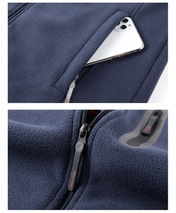 Détail de la poche de veste polaire avec fermeture Free Spirit et smartphone pour échelle