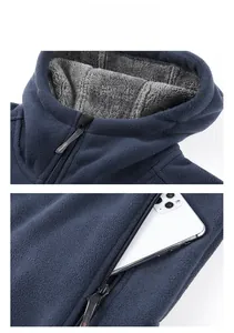 Detail der Fleecejacke mit Reißverschlusstasche, Smartphone und warmem Sherpa-Futter