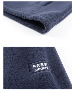 Détail de la veste en polaire bleue avec broderie Free Spirit et coutures soignées