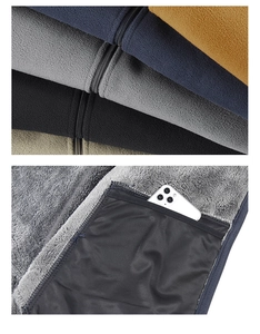 Detail der Fleecejacke mit verschiedenen Farben, Reißverschluss und großer Innentasche