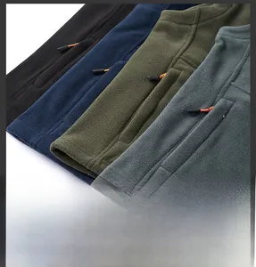Détail de gilets en polaire haute densité avec col montant et poches zippées