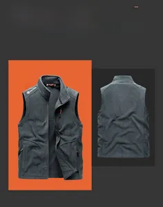 Vue détaillée du gilet en polaire anthracite avec col montant et poches zippées