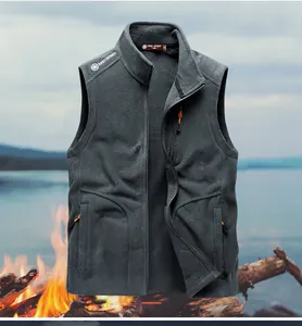 Détail de la veste sans manches en polaire grise avec poches à fermeture éclair orange