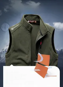 Détail d'un gilet en polaire vert foncé avec col montant et poche poitrine zippée
