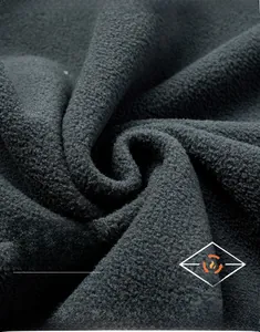 Gros plan sur un tissu polaire thermique haute densité à texture douce et isolante